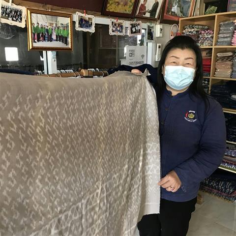 พช.นครพนม เดินหน้าขับเคลื่อนการนำลายผ้าพระราชทาน “ผ้ามัดหมี่ลายขอเจ้าฟ้าสิริวัณณวรีฯ” “ผ้าไทยใส่ให้สนุก” ตามพระดำริสมเด็จพระเจ้าลูกเธอ เจ้าฟ้าสิริวัณณวรี นารีรัตนราชกัญญา ไปเป็นต้นแบบในการทอผ้า/ผลิตผ้า และพัฒนาต่อยอดไปสู่เครื่องแต่งกาย เครื่องประดับ ร่วมสืบสาน อนุรักษ์ภูมิปัญญาและส่งเสริมการใช้ผ้าไทย เพื่อให้ประชาชนมีรายได้อย่างยั่งยืน