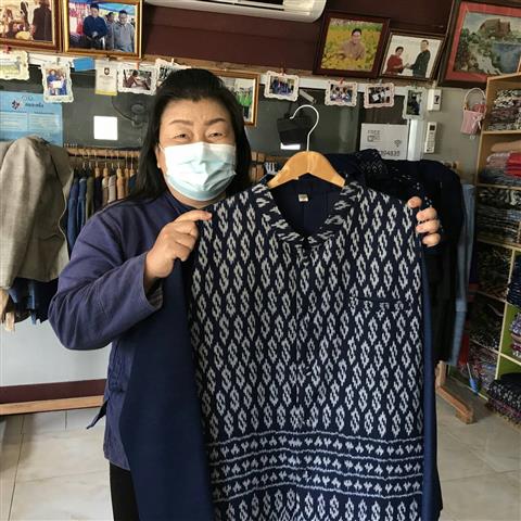 พช.นครพนม เดินหน้าขับเคลื่อนการนำลายผ้าพระราชทาน “ผ้ามัดหมี่ลายขอเจ้าฟ้าสิริวัณณวรีฯ” “ผ้าไทยใส่ให้สนุก” ตามพระดำริสมเด็จพระเจ้าลูกเธอ เจ้าฟ้าสิริวัณณวรี นารีรัตนราชกัญญา ไปเป็นต้นแบบในการทอผ้า/ผลิตผ้า และพัฒนาต่อยอดไปสู่เครื่องแต่งกาย เครื่องประดับ ร่วมสืบสาน อนุรักษ์ภูมิปัญญาและส่งเสริมการใช้ผ้าไทย เพื่อให้ประชาชนมีรายได้อย่างยั่งยืน