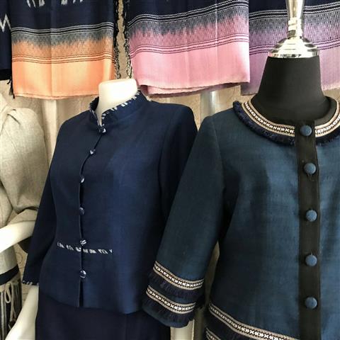 พช.นครพนม เดินหน้าขับเคลื่อนการนำลายผ้าพระราชทาน “ผ้ามัดหมี่ลายขอเจ้าฟ้าสิริวัณณวรีฯ” “ผ้าไทยใส่ให้สนุก” ตามพระดำริสมเด็จพระเจ้าลูกเธอ เจ้าฟ้าสิริวัณณวรี นารีรัตนราชกัญญา ไปเป็นต้นแบบในการทอผ้า/ผลิตผ้า และพัฒนาต่อยอดไปสู่เครื่องแต่งกาย เครื่องประดับ ร่วมสืบสาน อนุรักษ์ภูมิปัญญาและส่งเสริมการใช้ผ้าไทย เพื่อให้ประชาชนมีรายได้อย่างยั่งยืน