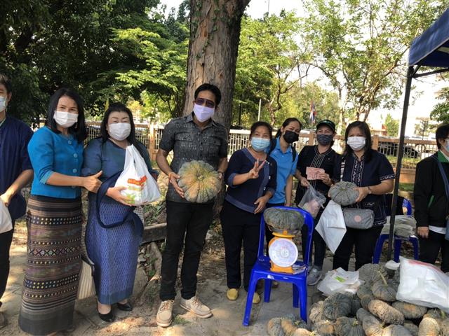 พช.นครพนม จับมือกับพาณิชย์จังหวัด ร่วมจำหน่ายสินค้าเกษตร ของเกษตรกรจังหวัดนครพนม