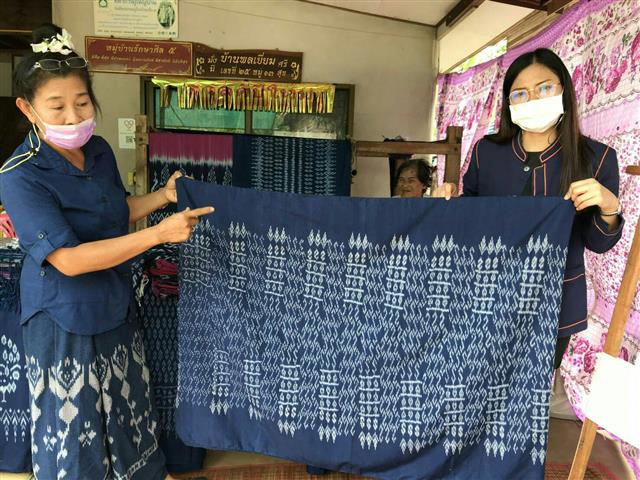 พช.นครพนม เร่งเสริมสร้างศักยภาพด้านการตลาดออนไลน์ให้กับผู้ผลิต ผู้ประกอบการ OTOP กลุ่มทอผ้าลายผ้าพระราชทาน “ผ้าลายขอเจ้าฟ้าสิริวัณณวรีฯ” เพื่อส่งเสริมช่องทางการตลาด สร้างงาน สร้างอาชีพ สร้างรายได้สู่ชุมชน