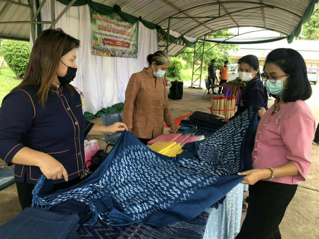 พช.นครพนม เร่งเสริมสร้างศักยภาพด้านการตลาดออนไลน์ให้กับผู้ผลิต ผู้ประกอบการ OTOP กลุ่มทอผ้าลายผ้าพระราชทาน “ผ้าลายขอเจ้าฟ้าสิริวัณณวรีฯ” เพื่อส่งเสริมช่องทางการตลาด สร้างงาน สร้างอาชีพ สร้างรายได้สู่ชุมชน