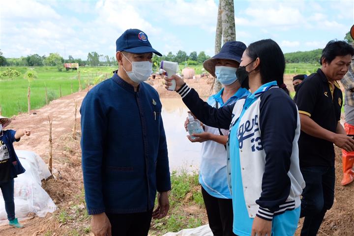 พช.นครพนม “ถือจอบเสียม เอามื้อสามัคคี พลิกฟื้นแผ่นดิน กินข้าวโฮมกัน”