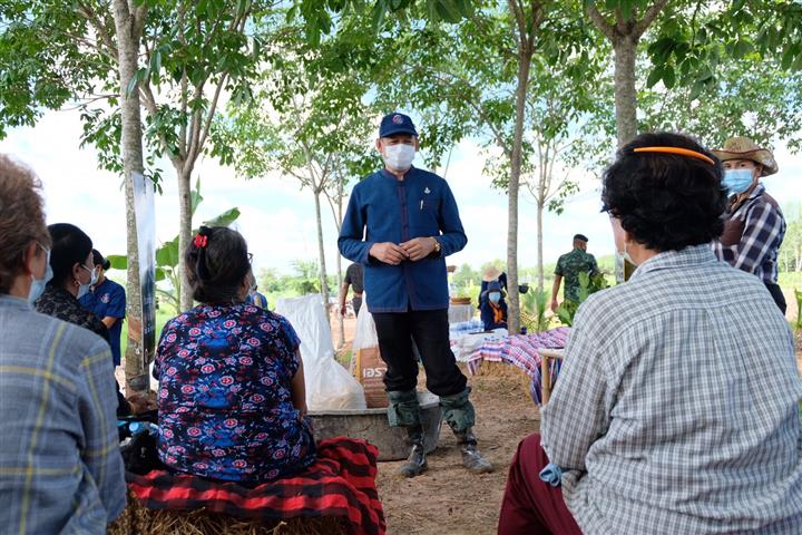 พช.นครพนม “ถือจอบเสียม เอามื้อสามัคคี พลิกฟื้นแผ่นดิน กินข้าวโฮมกัน”