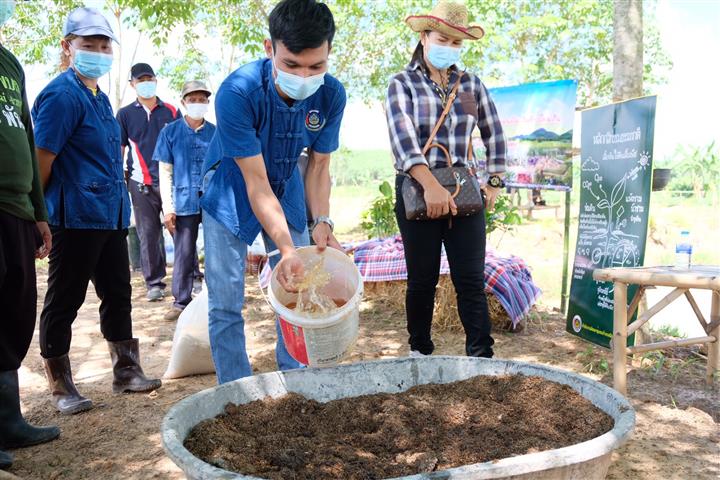 พช.นครพนม “ถือจอบเสียม เอามื้อสามัคคี พลิกฟื้นแผ่นดิน กินข้าวโฮมกัน”