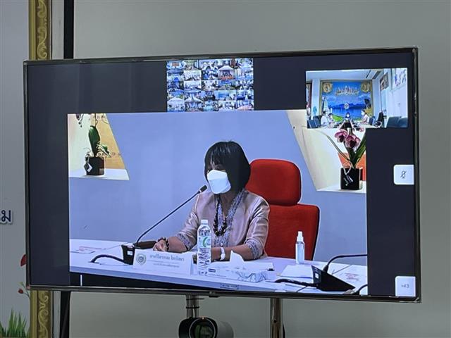 พช.นครพนม ร่วมรับฟังการประชุมซักซ้อมแนวทางการจ้างเหมาบริการ ตำแหน่งนักพัฒนาพื้นที่ต้นแบบ (นพต.) ผ่านระบบวิดีทัศน์ทางไกล (Video Conference)