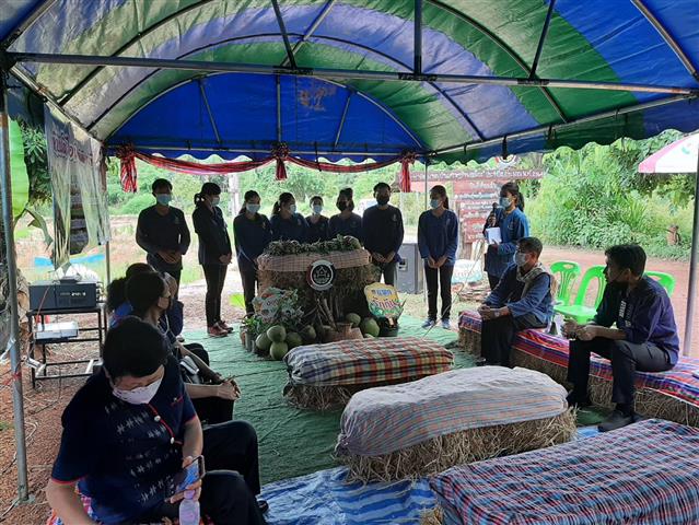 พช.นครพนม ผนึกพลัง “หิ้วปิ่นโต เอามื้อสามัคคี พลิกฟื้นแผ่นดิน กินข้าวโฮมกัน” พัฒนาศูนย์เรียนรู้ทฤษฎีใหม่ ประยุกต์สู่ โคก หนอง นา