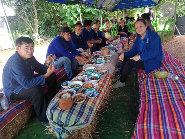พช.นครพนม ผนึกพลัง “หิ้วปิ่นโต เอามื้อสามัคคี พลิกฟื้นแผ่นดิน กินข้าวโฮมกัน” พัฒนาศูนย์เรียนรู้ทฤษฎีใหม่ ประยุกต์สู่ โคก หนอง นา