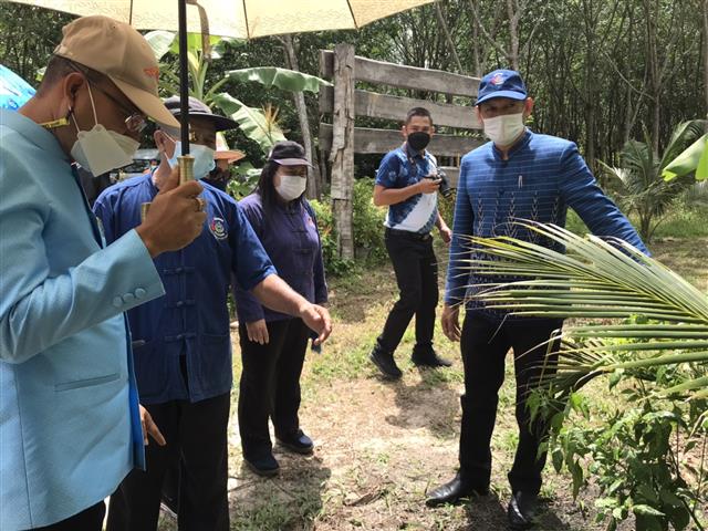 พช.นครพนม นำผู้พิพากษาหัวหน้าศาลเยาวชนและครอบครัวจังหวัดนครพนมพร้อมคณะ ศึกษาดูงานศูนย์เรียนรู้ตามโครงการพัฒนาพื้นที่ต้นแบบการพัฒนาคุณภาพชีวิตตามหลักทฤษฎีใหม่ ประยุกต์สู่ “โคก หนอง นา โมเดล”