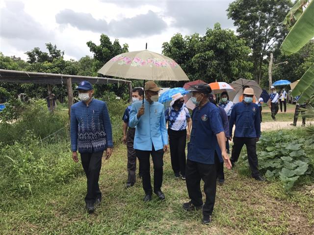 พช.นครพนม นำผู้พิพากษาหัวหน้าศาลเยาวชนและครอบครัวจังหวัดนครพนมพร้อมคณะ ศึกษาดูงานศูนย์เรียนรู้ตามโครงการพัฒนาพื้นที่ต้นแบบการพัฒนาคุณภาพชีวิตตามหลักทฤษฎีใหม่ ประยุกต์สู่ “โคก หนอง นา โมเดล”