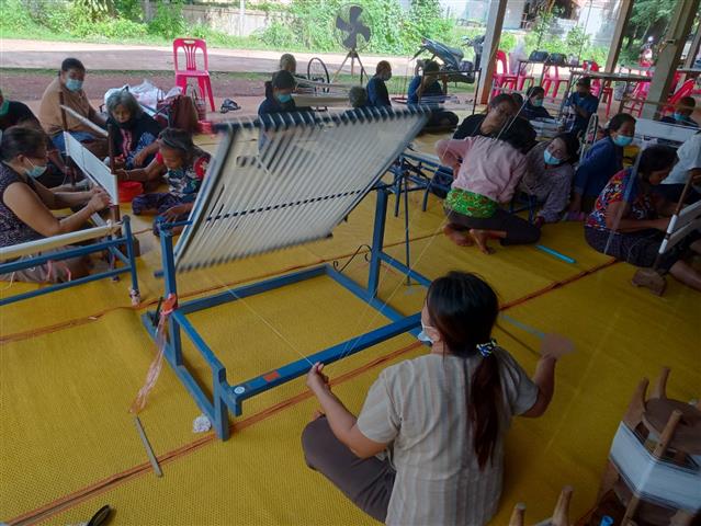 พช.นครพนม ยกระดับผ้าทอนครพนม “สืบสานภูมิปัญญา พัฒนาผ้าไทย” เพื่อสร้างงาน สร้างอาชีพ สร้างรายได้สู่ชุมชน