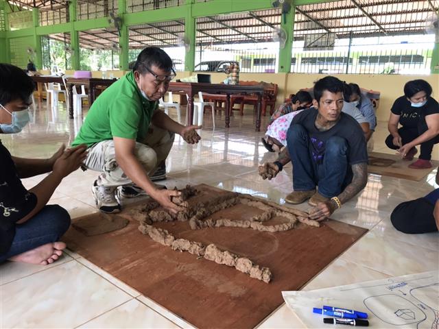 พช.นครพนม “หนุนเสริม หัวใจรุกรบ” ครัวเรือนพื้นที่ต้นแบบ โคก หนอง นา โมเดล