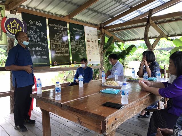 รองอธิบดีกรมการพัฒนาชุมชน ลงพื้นที่ตรวจราชการและให้กำลังใจแก่ครัวเรือนพื้นที่ต้นแบบ “โคก หนอง นา โมเดล” จังหวัดนครพนม