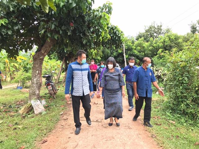 รองอธิบดีกรมการพัฒนาชุมชน ลงพื้นที่ตรวจราชการและให้กำลังใจแก่ครัวเรือนพื้นที่ต้นแบบ “โคก หนอง นา โมเดล” จังหวัดนครพนม