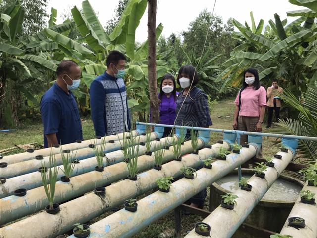 รองอธิบดีกรมการพัฒนาชุมชน ลงพื้นที่ตรวจราชการและให้กำลังใจแก่ครัวเรือนพื้นที่ต้นแบบ “โคก หนอง นา โมเดล” จังหวัดนครพนม