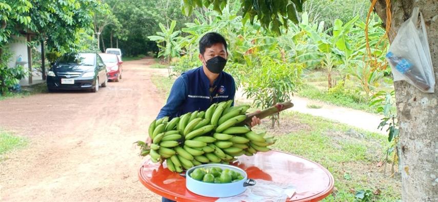 รองอธิบดีกรมการพัฒนาชุมชน ลงพื้นที่ตรวจราชการและให้กำลังใจแก่ครัวเรือนพื้นที่ต้นแบบ “โคก หนอง นา โมเดล” จังหวัดนครพนม
