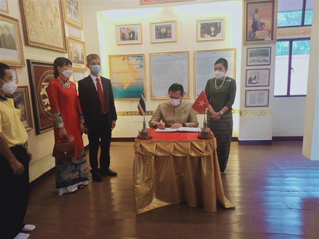 ผู้ว่าฯ นครพนม จับมือกงสุลใหญ่สาธารณรัฐสังคมนิยมเวียดนามประจำจังหวัดขอนแก่น เปิดพิธีปลูกต้นไม้เพื่อรำลึก 45 ปี แห่งการสถาปนาความสัมพันธ์ทางการทูตไทย – เวียดนาม