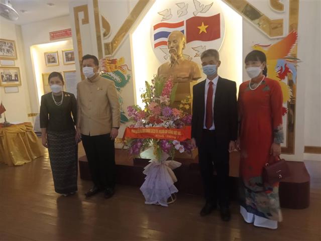 ผู้ว่าฯ นครพนม จับมือกงสุลใหญ่สาธารณรัฐสังคมนิยมเวียดนามประจำจังหวัดขอนแก่น เปิดพิธีปลูกต้นไม้เพื่อรำลึก 45 ปี แห่งการสถาปนาความสัมพันธ์ทางการทูตไทย – เวียดนาม