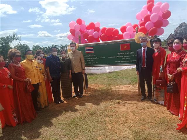 ผู้ว่าฯ นครพนม จับมือกงสุลใหญ่สาธารณรัฐสังคมนิยมเวียดนามประจำจังหวัดขอนแก่น เปิดพิธีปลูกต้นไม้เพื่อรำลึก 45 ปี แห่งการสถาปนาความสัมพันธ์ทางการทูตไทย – เวียดนาม