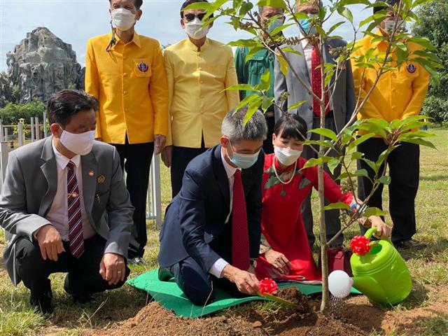 ผู้ว่าฯ นครพนม จับมือกงสุลใหญ่สาธารณรัฐสังคมนิยมเวียดนามประจำจังหวัดขอนแก่น เปิดพิธีปลูกต้นไม้เพื่อรำลึก 45 ปี แห่งการสถาปนาความสัมพันธ์ทางการทูตไทย – เวียดนาม