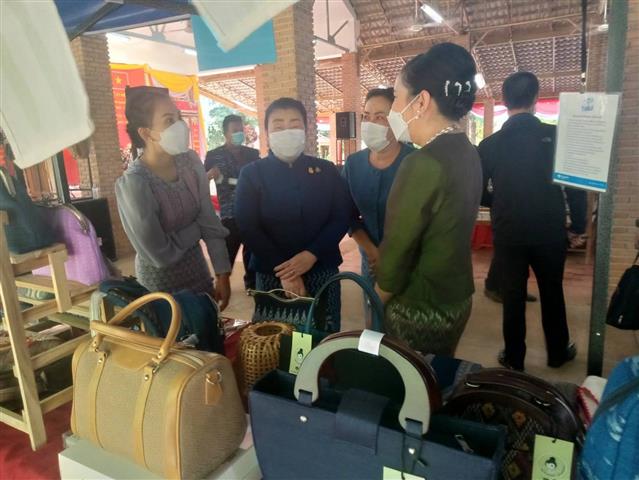 ผู้ว่าฯ นครพนม จับมือกงสุลใหญ่สาธารณรัฐสังคมนิยมเวียดนามประจำจังหวัดขอนแก่น เปิดพิธีปลูกต้นไม้เพื่อรำลึก 45 ปี แห่งการสถาปนาความสัมพันธ์ทางการทูตไทย – เวียดนาม