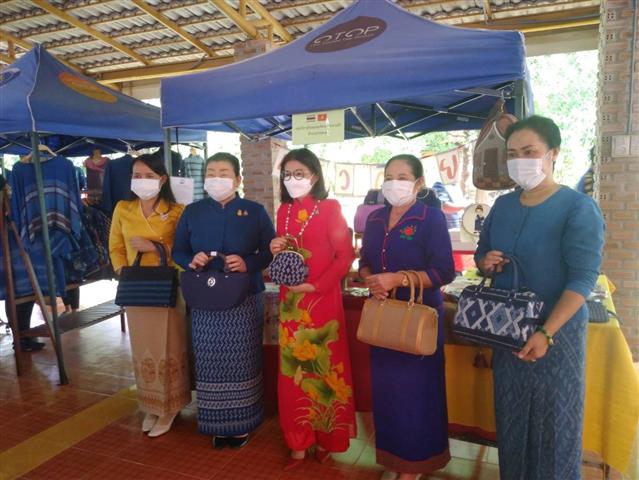 ผู้ว่าฯ นครพนม จับมือกงสุลใหญ่สาธารณรัฐสังคมนิยมเวียดนามประจำจังหวัดขอนแก่น เปิดพิธีปลูกต้นไม้เพื่อรำลึก 45 ปี แห่งการสถาปนาความสัมพันธ์ทางการทูตไทย – เวียดนาม