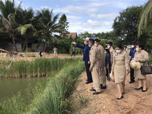 ผู้ว่าฯ นครพนม ลงพื้นที่ชื่นชมผลสำเร็จครัวเรือนพื้นที่ต้นแบบ “โคก หนอง นา นครพนม”