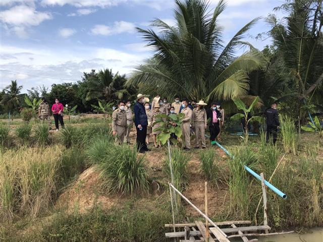 ผู้ว่าฯ นครพนม ลงพื้นที่ชื่นชมผลสำเร็จครัวเรือนพื้นที่ต้นแบบ “โคก หนอง นา นครพนม”