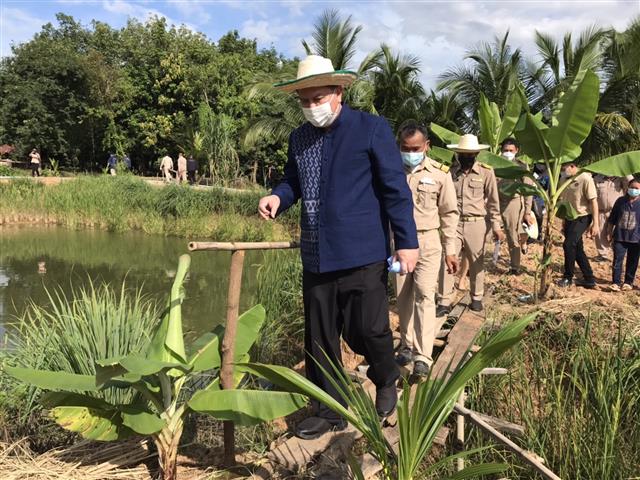 ผู้ว่าฯ นครพนม ลงพื้นที่ชื่นชมผลสำเร็จครัวเรือนพื้นที่ต้นแบบ “โคก หนอง นา นครพนม”