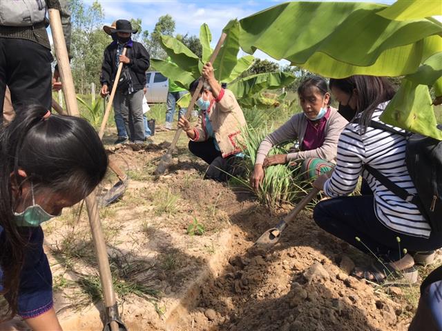 พช.นครพนม “เดินหน้าเตรียมความพร้อม” ครัวเรือนเป้าหมายตามโครงการพัฒนาพื้นที่ต้นแบบการพัฒนาคุณภาพชีวิต ตามหลักทฤษฎีใหม่ ประยุกต์สู่ “โคก หนอง นา โมเดล”