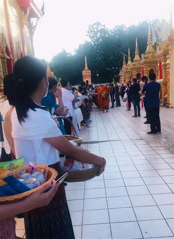 ผู้ว่าฯ นครพนม “พาทำบุญ ในวันธรรมสวนะ”