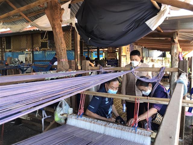 พช.นครพนม ยกทีมร่วมเรียนรู้การผลิตผ้าย้อมคราม รูปแบบ “ดอนกอยโมเดล”