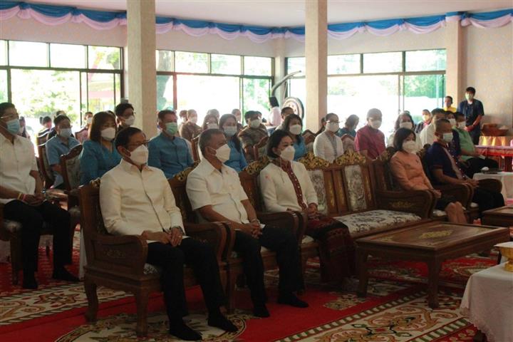 ผู้ว่าฯ นครพนม “พาทำบุญ ในวันธรรมสวนะ”