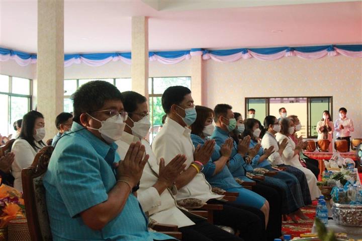 ผู้ว่าฯ นครพนม “พาทำบุญ ในวันธรรมสวนะ”