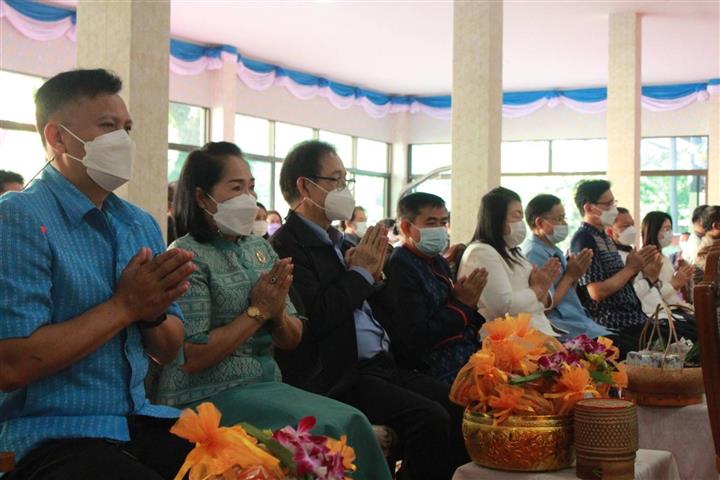 ผู้ว่าฯ นครพนม “พาทำบุญ ในวันธรรมสวนะ”