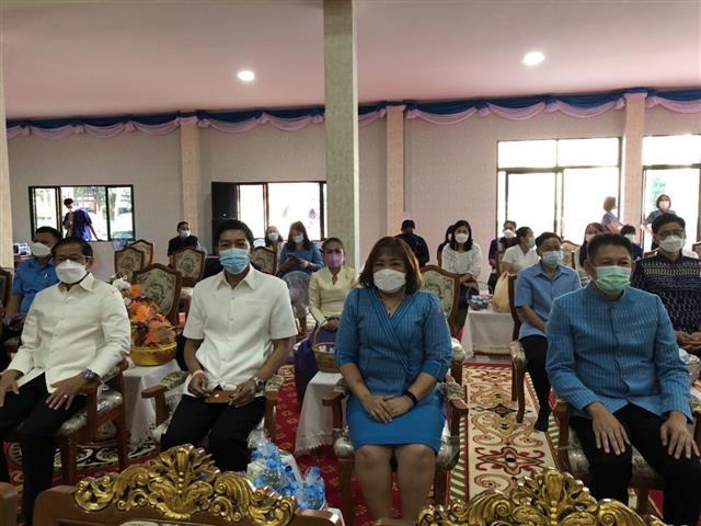 ผู้ว่าฯ นครพนม “พาทำบุญ ในวันธรรมสวนะ”