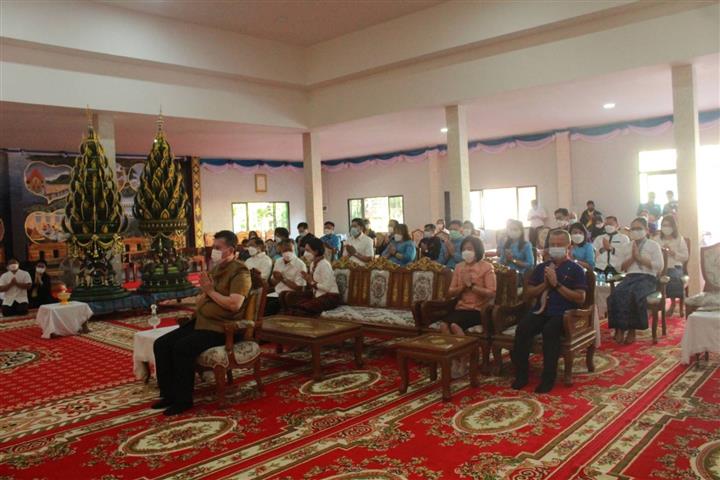 ผู้ว่าฯ นครพนม “พาทำบุญ ในวันธรรมสวนะ”