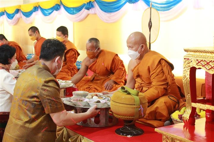 ผู้ว่าฯ นครพนม “พาทำบุญ ในวันธรรมสวนะ”