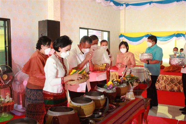 ผู้ว่าฯ นครพนม “พาทำบุญ ในวันธรรมสวนะ”