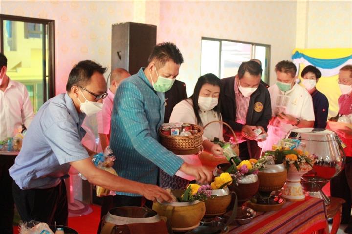 ผู้ว่าฯ นครพนม “พาทำบุญ ในวันธรรมสวนะ”