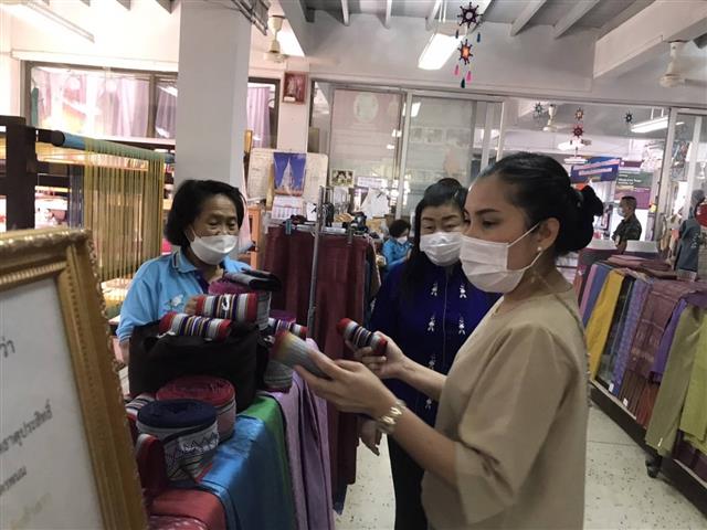 ผู้ว่าฯ นครพนม ชื่นชมความสำเร็จกลุ่มทอผ้าไหมกลุ่มแรกของมูลนิธิส่งเสริมศิลปาชีพในสมเด็จพระนางเจ้าสิริกิติ์ พระบรมราชินินาถ