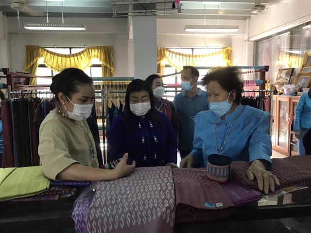 ผู้ว่าฯ นครพนม ชื่นชมความสำเร็จกลุ่มทอผ้าไหมกลุ่มแรกของมูลนิธิส่งเสริมศิลปาชีพในสมเด็จพระนางเจ้าสิริกิติ์ พระบรมราชินินาถ