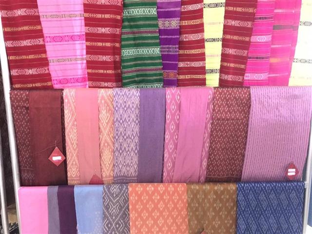 ผู้ว่าฯ นครพนม ชื่นชมความสำเร็จกลุ่มทอผ้าไหมกลุ่มแรกของมูลนิธิส่งเสริมศิลปาชีพในสมเด็จพระนางเจ้าสิริกิติ์ พระบรมราชินินาถ