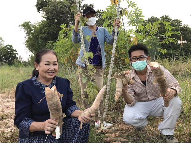 “โคก หนอง นา คือ ทางรอด”(คำตอบอยู่ที่ชุมชน) นครพนมทีมลงพื้นที่ชื่นชมและเสริมพลังสร้างความมั่นคงทางอาหาร จากการดำเนินงานศูนย์เรียนรู้ทฤษฎีใหม่ ประยุกต์สู่ ”โคก หนอง นา พัฒนาชุมชน”