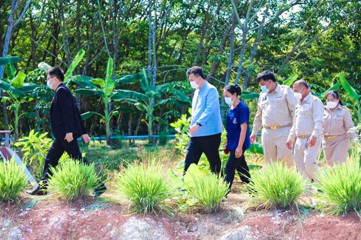 ผู้ว่าฯ นครพนม นำชื่นชมความสำเร็จการพัฒนาศูนย์เรียนรู้ทฤษฎีใหม่ ประยุกต์สู่ “โคก หนอง นา โมเดล” แก้แล้งแก้น้ำท่วม หนุนพัฒนาคุณภาพชีวิตครัวเรือน “ชีวิตมั่นคง ครอบครัวมั่งคั่ง ชุมชนยั่งยืน”