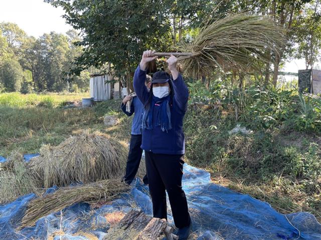 “โคก หนอง นา เปลี่ยนชีวิต” นครพนมทีม มุ่งพัฒนาคุณภาพชีวิตตามหลักทฤษฎีใหม่ยึดหลัก“การเกื้อกูลช่วยเหลือกัน” ขับเคลื่อนศาสตร์พระราชาสู่การปฏิบัติ ด้วยกิจกรรมเอามื้อสามัคคี ผ่านองค์ความรู้ 10 ขั้นตอน