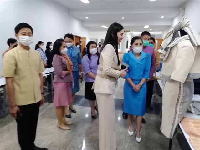 นายกเหล่ากาชาดจังหวัดนครพนม มอบรางวัลการออกแบบยกระดับ “ผ้ามุกนครพนม” สู่สากล