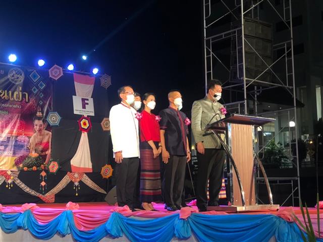 ผู้ว่าฯ นครพนม เปิดงาน “สืบสานตำนานถิ่นวิถีไทย ประเพณีลอยกระทง 8 ชนเผ่า”