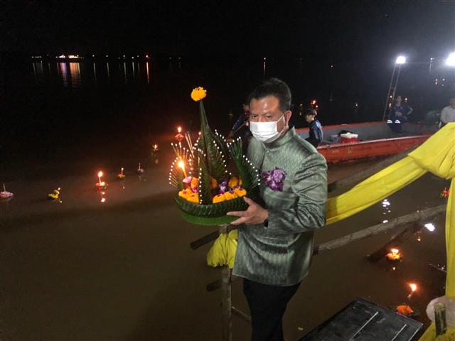 ผู้ว่าฯ นครพนม เปิดงาน “สืบสานตำนานถิ่นวิถีไทย ประเพณีลอยกระทง 8 ชนเผ่า”