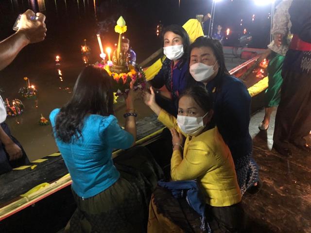 ผู้ว่าฯ นครพนม เปิดงาน “สืบสานตำนานถิ่นวิถีไทย ประเพณีลอยกระทง 8 ชนเผ่า”